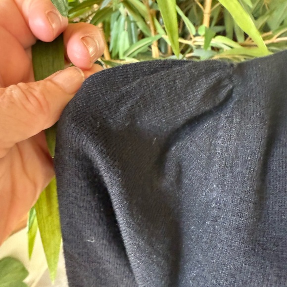 Max Studio ladies, large pullover, V-neck, long sleeve sweater excellent cond - Picture 10 of 11